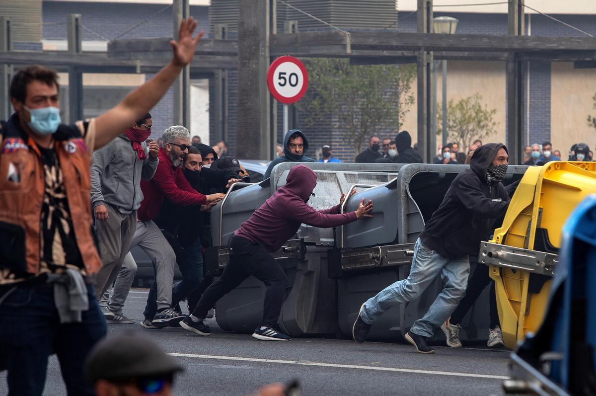 En los incidentes ha sido detenida una persona como presunta autora de los delitos de desórdenes públicos y atentado contra agente de la autoridad, según las fuentes de la Subdelegación del Gobierno.