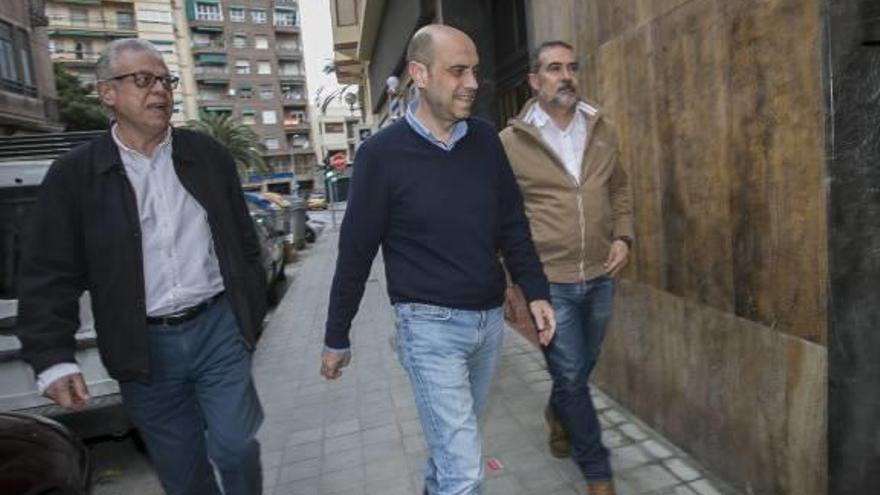 A la izquierda, Gabriel Echávarri a su llegada a la ejecutiva del PSOE local. A la derecha, Ximo Puig en el congreso de l&#039;Alacantí en El Campello.