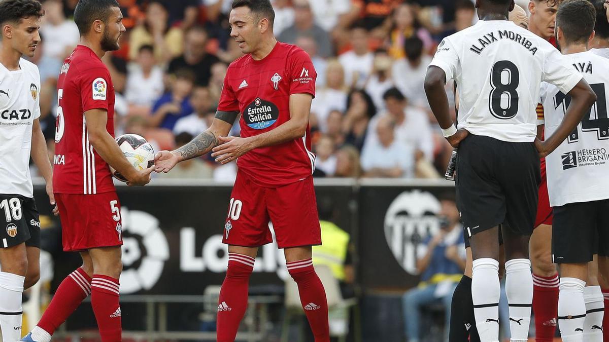 Iago Aspas pide el balón a Óscar Rodríguez para lanzar un libre directo contra el Valencia.