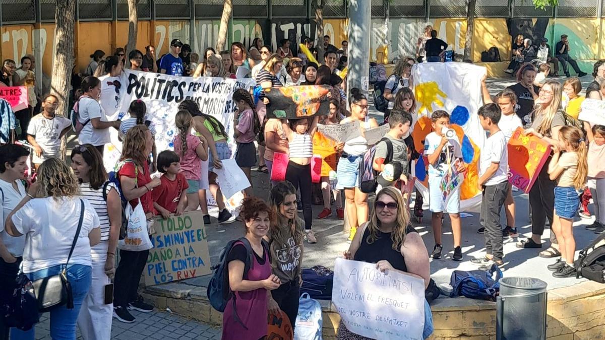 Familias de la escuela La Carpa de L'Hospitalet protestan para reclamar soluciones a las altas temperaturas que registran las aulas del centro.