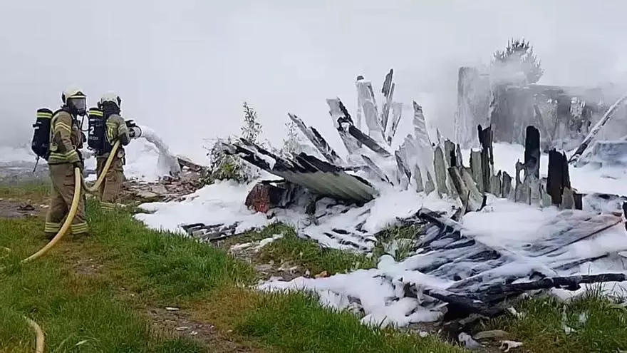 Los Bomberos de A Coruña extinguen el fuego de un alpendre incendiado en Visma