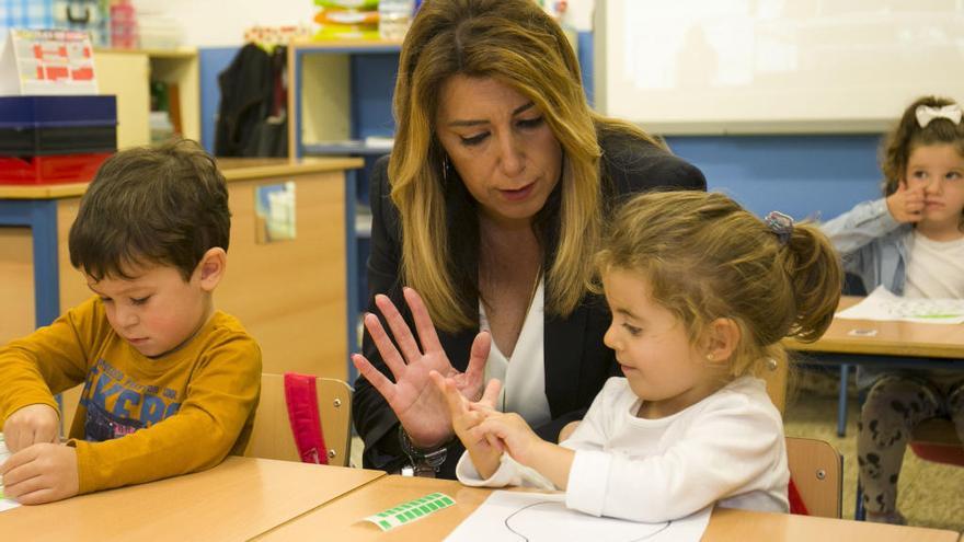 La presidenta andaluza, Susana Díaz, durante la visita a un colegio de Archidona.