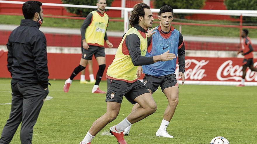 David Gallego, a la izquierda, observa a Pelayo Suárez y Manu García en el entrenamiento de ayer.