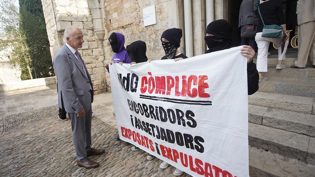 El rector de la UdG, Quim Salvi, dialogant amb les protestants a l'entrada de l'Aula Modest Prats.