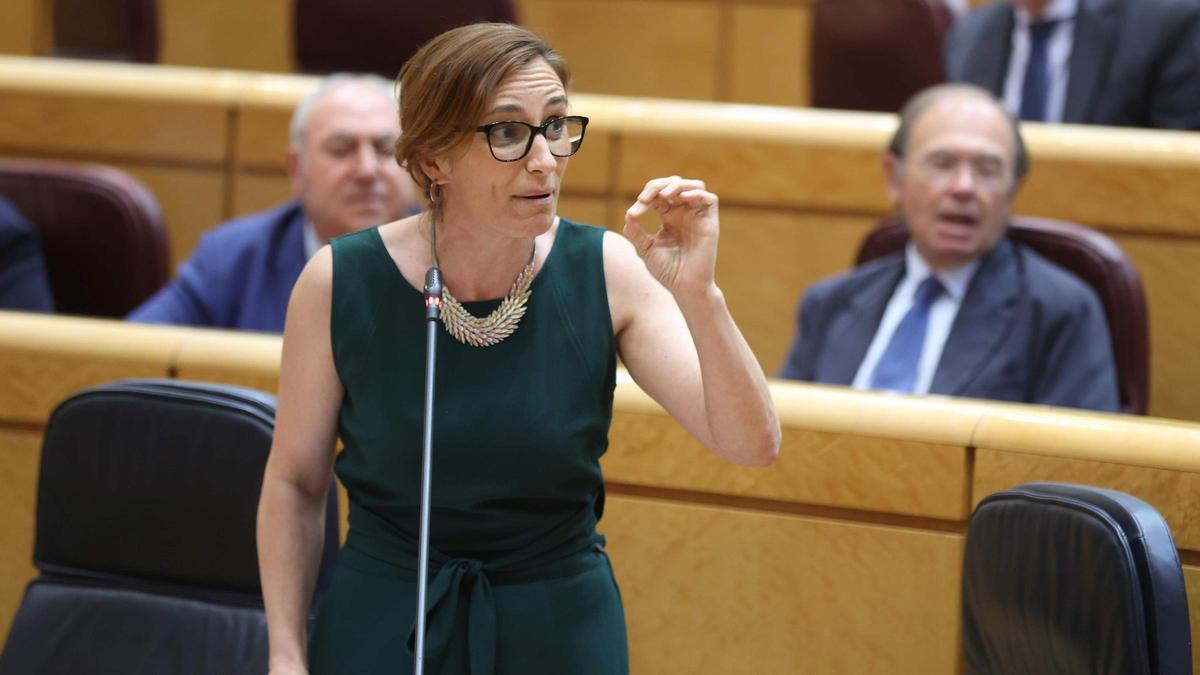 La ministra de Sanidad, Mónica García, en la sesión de control al Gobierno.