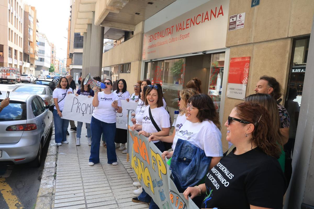 Concentración en la Dirección Territorial de Educación en Alicante por el recorte de ciclos de FP