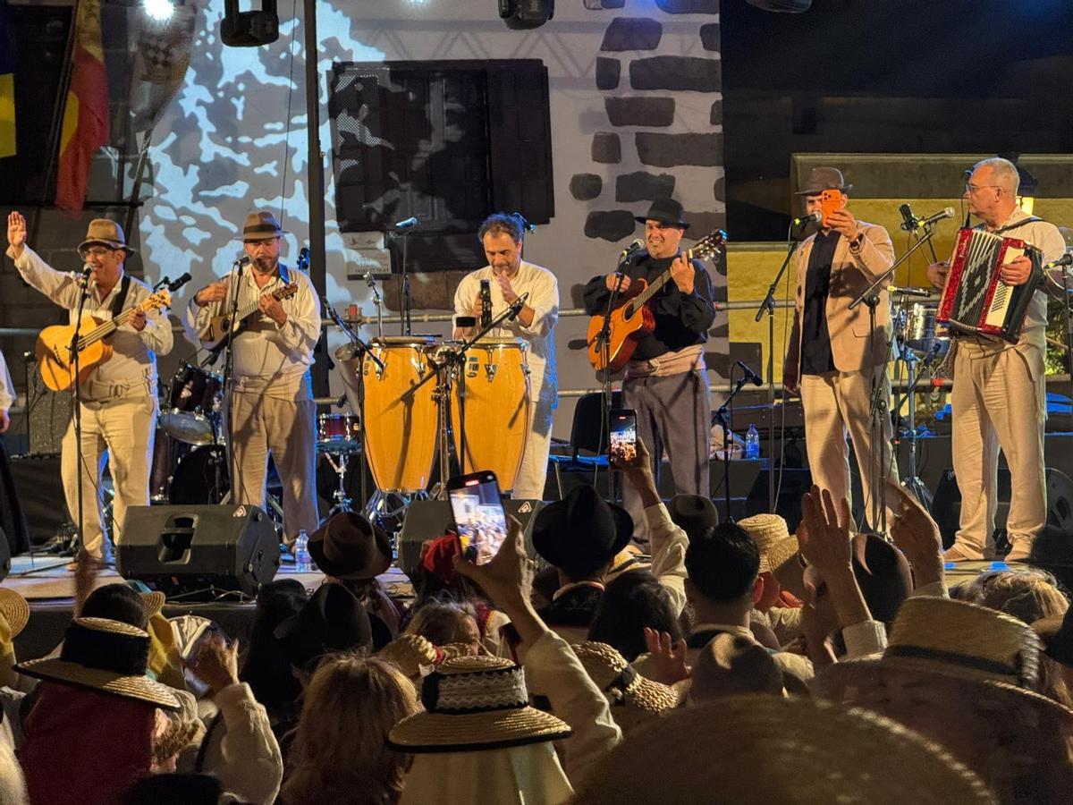 Tenderete en la plaza de San Juan de Telde por el Día de Canarias