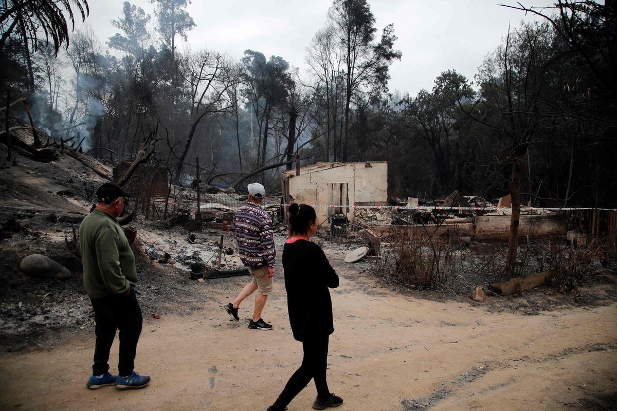 La gente camina por el Jardín Botánico después de un incendio forestal en Viña del Mar, Chile, el 4 de febrero de 2024. Los chilenos temían el domingo un aumento en el número de muertos por los incendios forestales que azotan el país sudamericano y que ya han matado al menos a 51 personas, dejando cadáveres en la calle y casas destripadas.