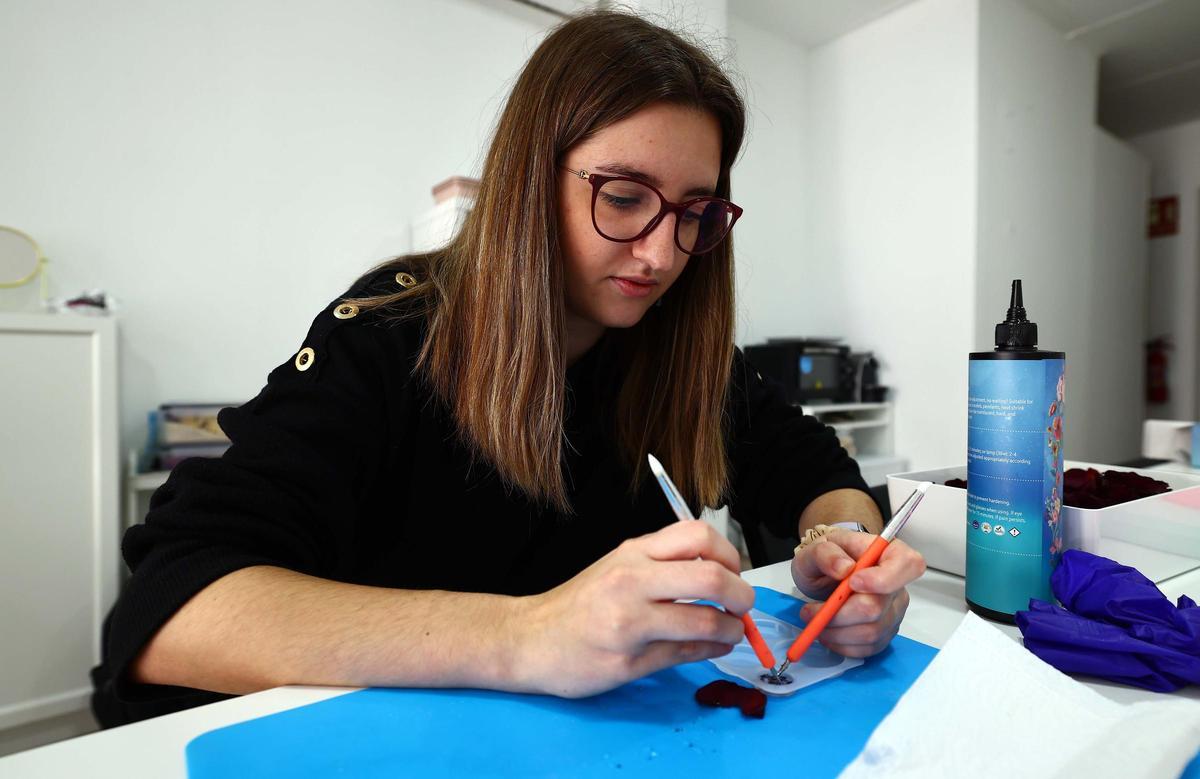 Sopa de bolitas, el taller creativo de Zaragoza donde puedes realizar tus propios pendientes con resina y flores secas: “Convertí una actividad terapéutica para mí en terapia para el resto”