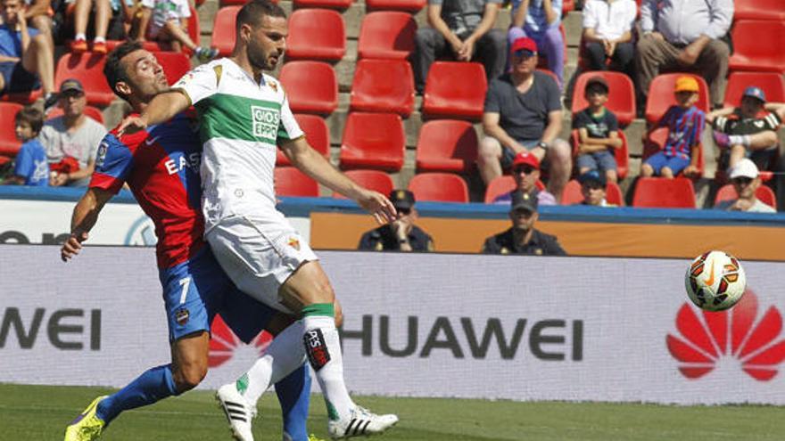 David Barral pugna con Lombán durante un partido.