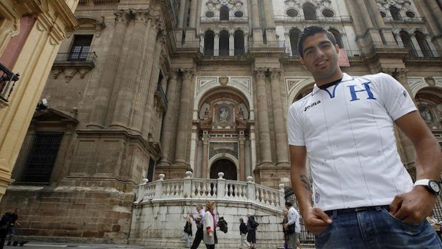 Jona, en la Plaza del Obispo, delante de la catedral, con la camiseta de Honduras.