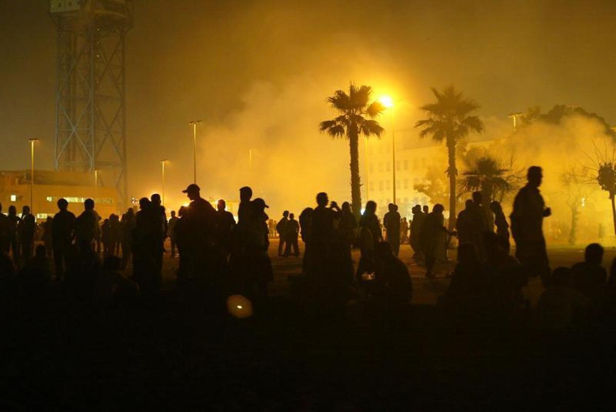 Ambiente en la playa de la Barceloneta la noche de Sant Joan