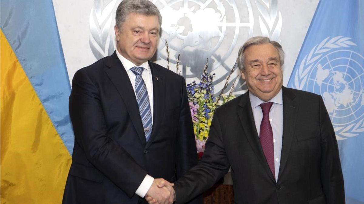 El secretario general de la ONU (derecha), Antonio Guterres, saluda al presidente de Ucrania,  Petro Poroshenko, esta semana, en un encuentro en el que el mandatario ucraniano reclamó medidas contra Rusia.