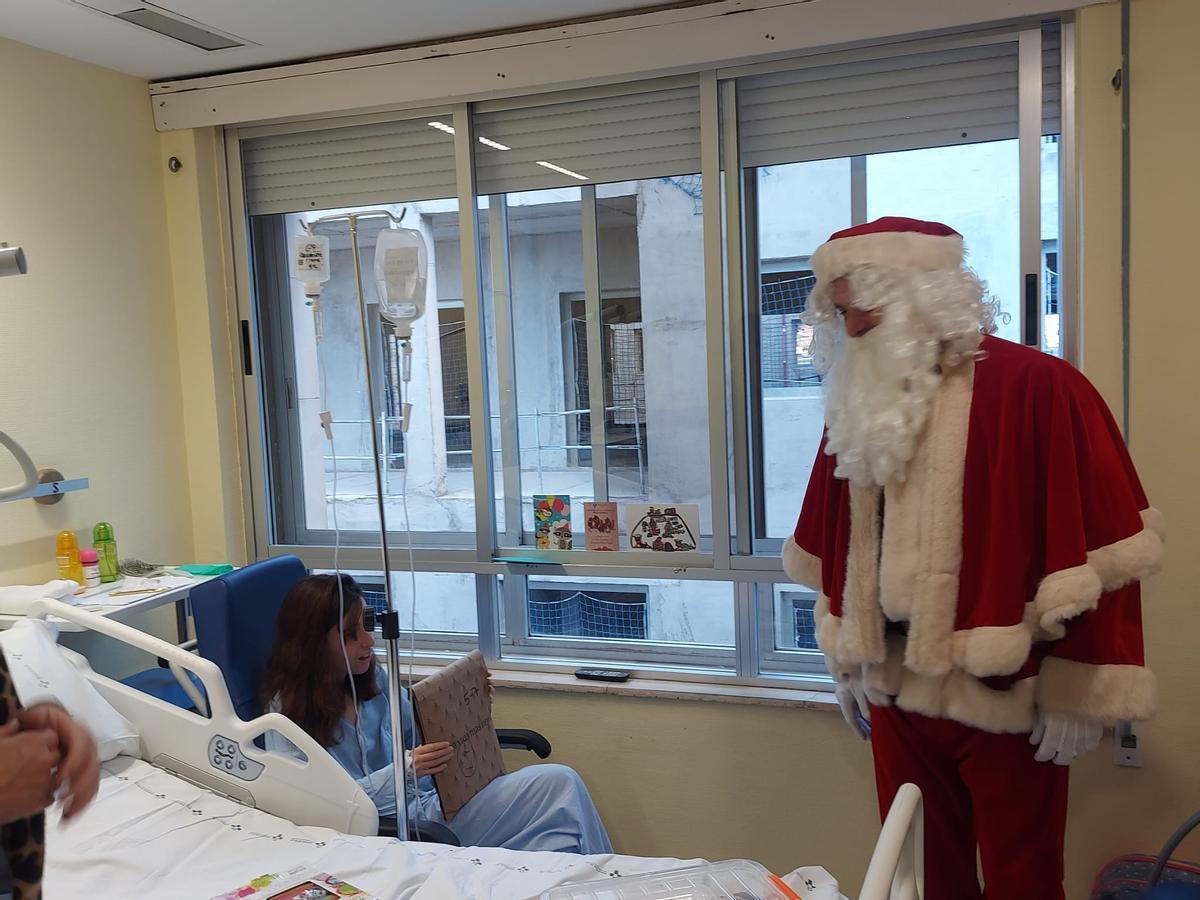 La visita de Papá Noel al Hospital de Cabueñes de Gijón, en imágenes