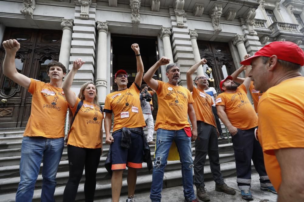 Los trabajadores de Vesuvius marchan a pie desde la fábrica de Riaño hasta la Junta