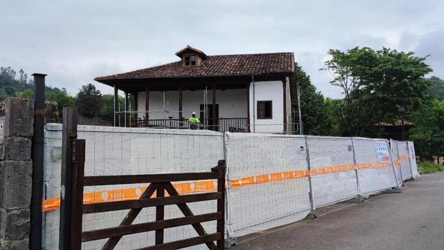 Colocado el andamiaje para la reforma integral de la Casa del Indianu, en Villanueva (Cangas de Onís)