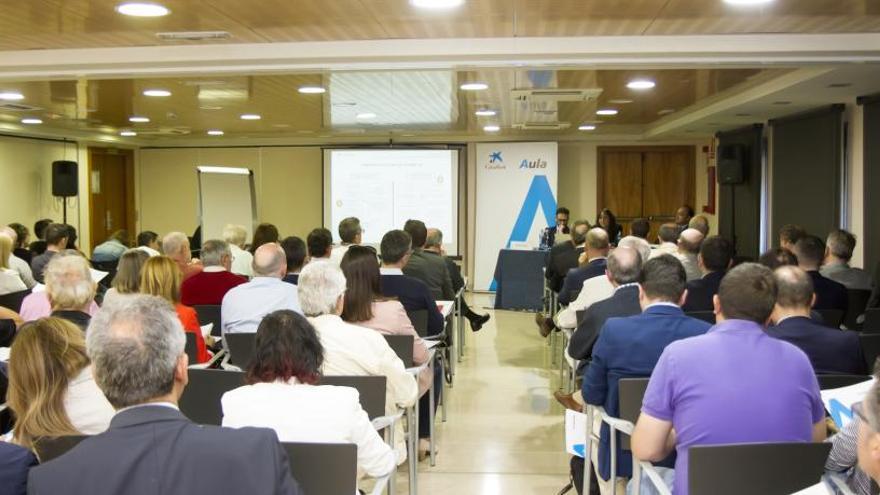 Ochenta accionistas de CaixaBank en Alicante participan en un curso sobre fiscalidad