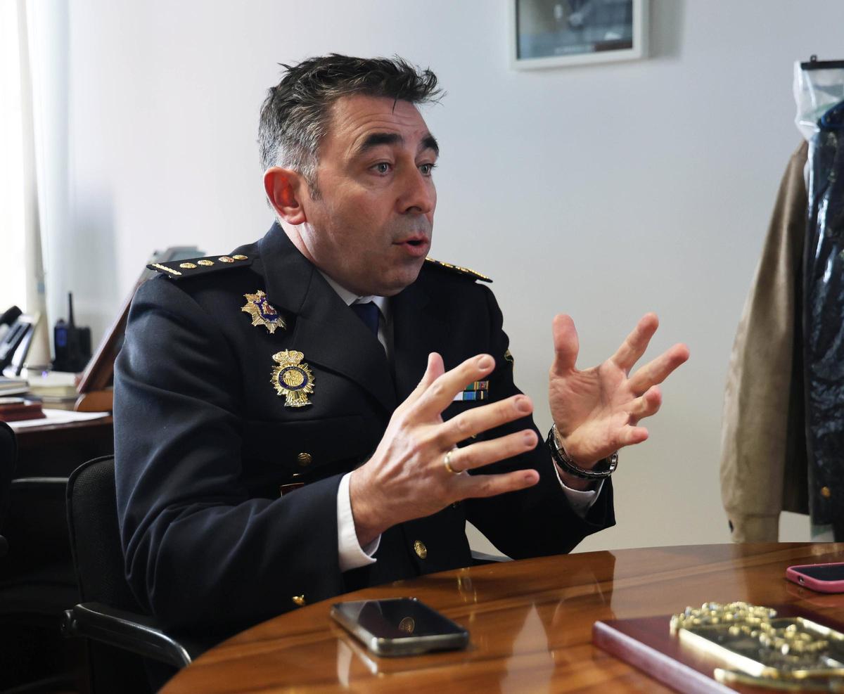 El comisario, en un momento de la entrevista con FARO.