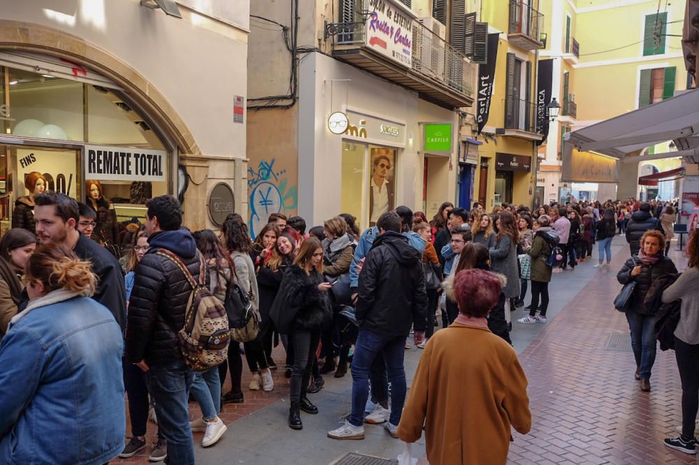 Largas colas en Sant Miquel esperando la apertura de una nueva tienda