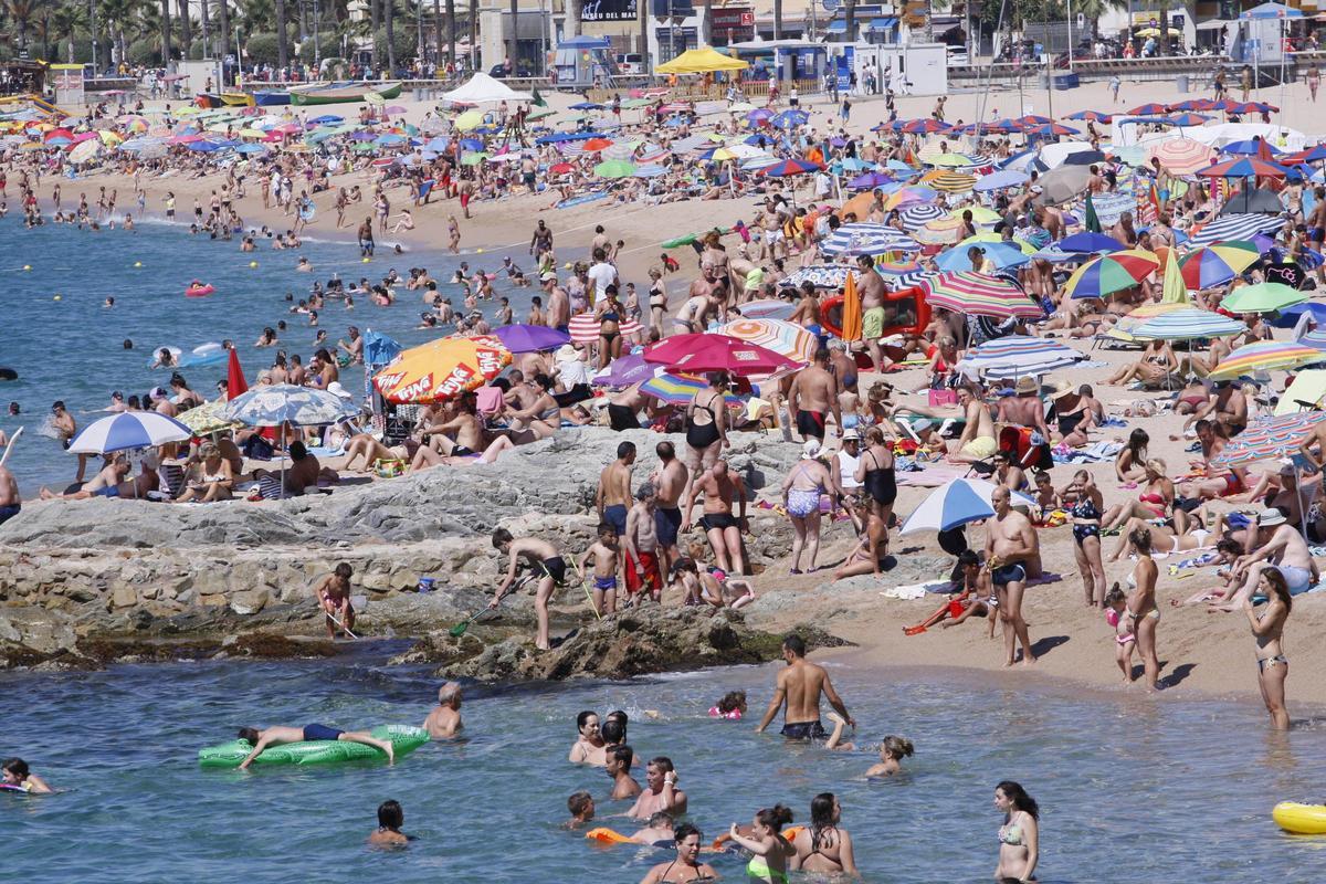 Banyistes a Lloret de Mar, en una imatge d’arxiu.
