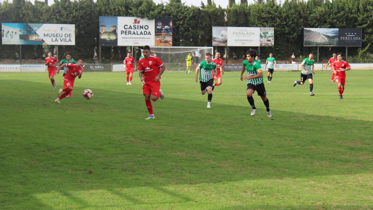 Una acció del partit entre el Peralada i el Prat.