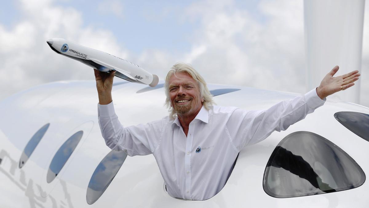 Richard Branson, hier mit seiner Weltraumrakete.