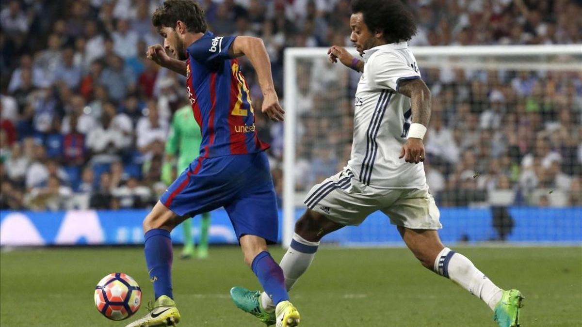 Marcelo no logra interceptar a Sergi Roberto en la jugada del tercer gol del Barça