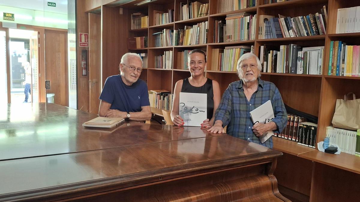Vicente Colom, la concejala de Cultura, Mavi Pérez, y el comisario de la exposición y dueño junto a Chelo Espinós de la mítica galería de arte Ambolo, Tomás Ruiz