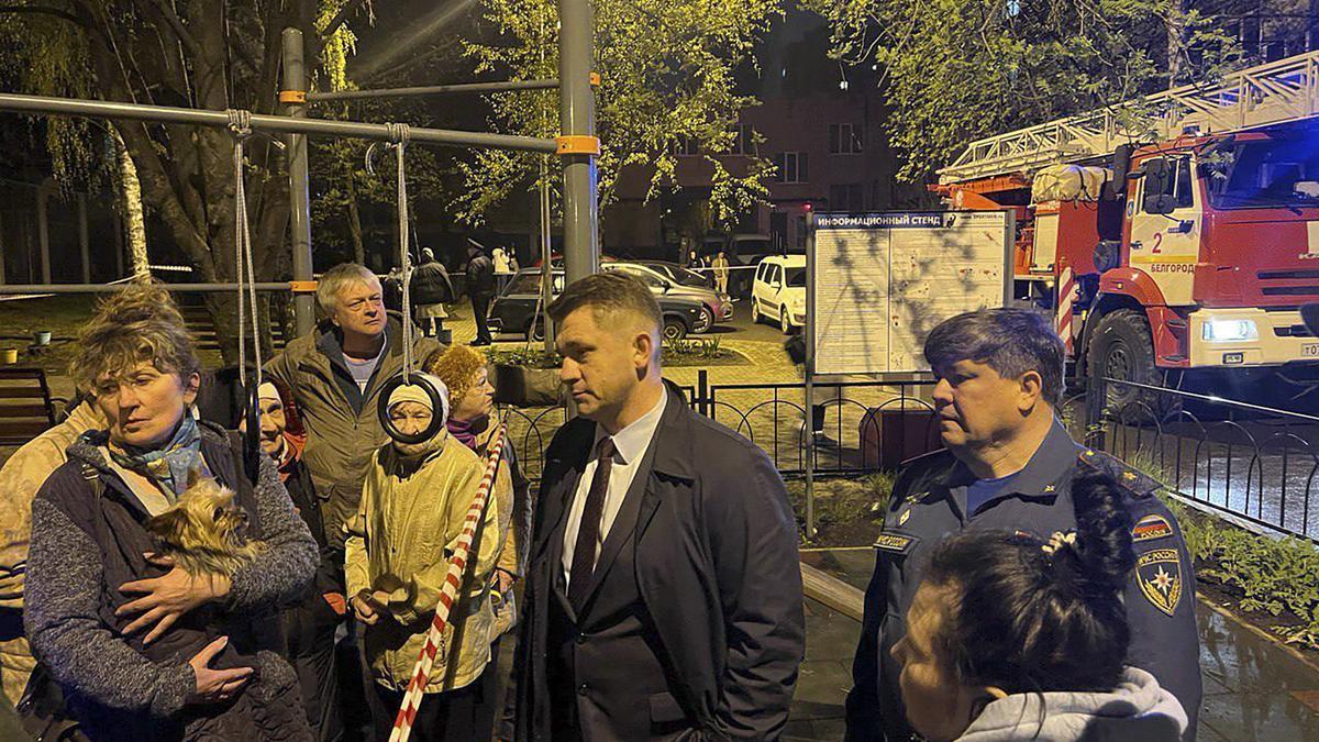 Vecinos de Belgorod afectados por la caída de un proyectil cerca de sus casas, la noche de este jueves.