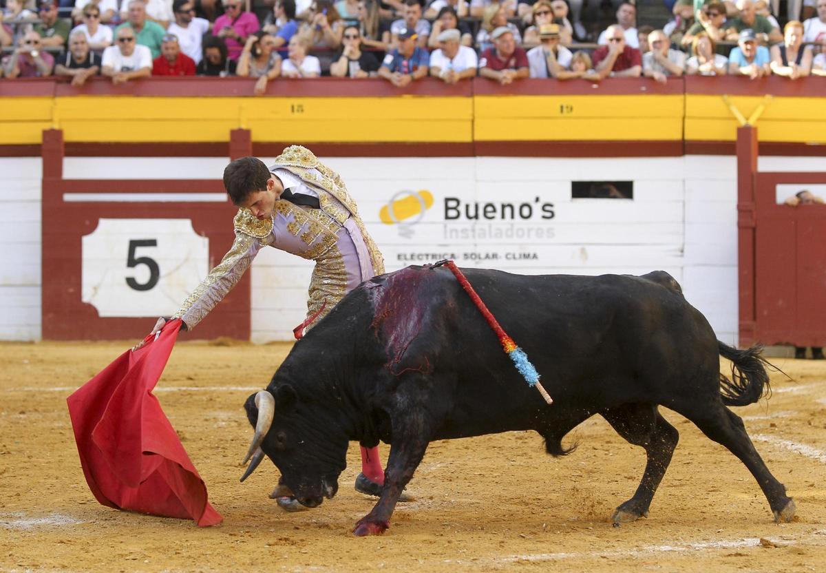 Samuel Navalón dibuja un buen derechazo