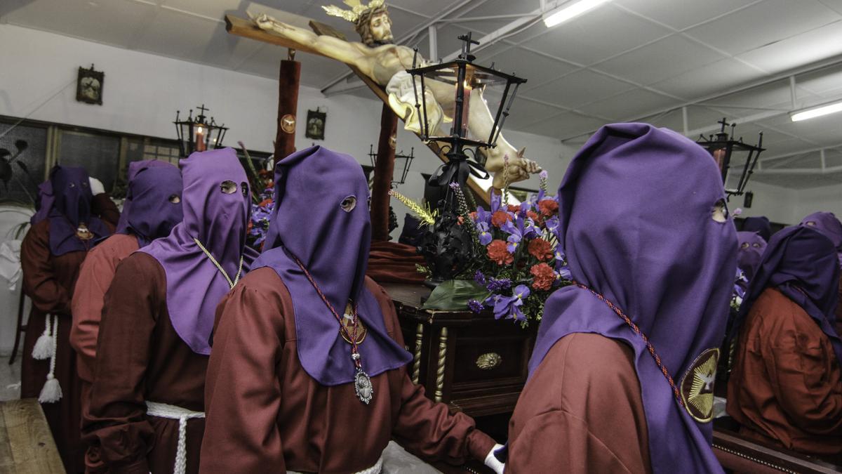 Hermanos el Miércoles Santo del Humilladero. De forma excepcional irán al descubierto.