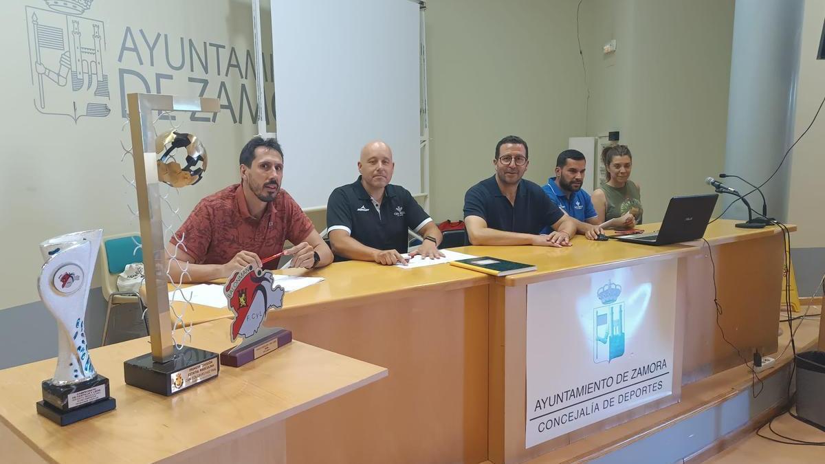 La directiva del Balonmano Zamora, antes de la Asamblea General Ordinaria del club.