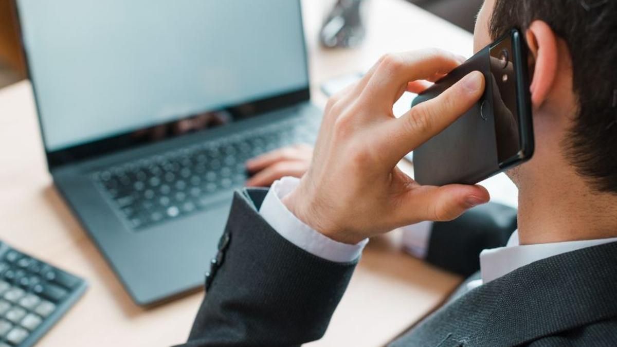 Un home parlant per telèfon.