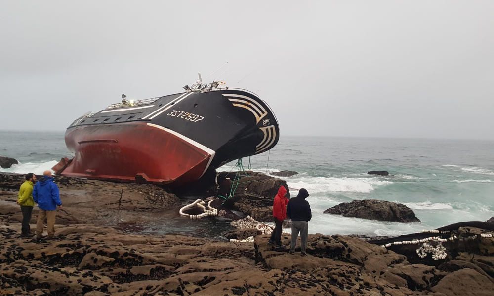 Un muerto al embarrancar un barco en Porto do Son