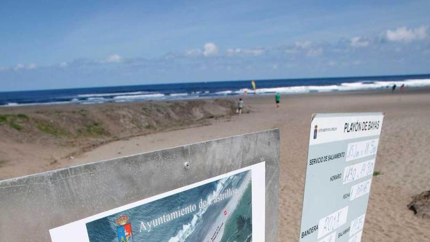 Paneles con las normas para el uso de la playa de perros en el aparcamiento del playón de Bayas.