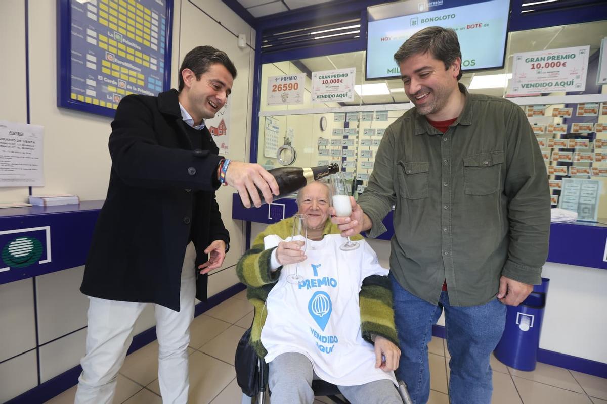 Brindis por la suerte en una de las administraciones afortunadas en San Vicente