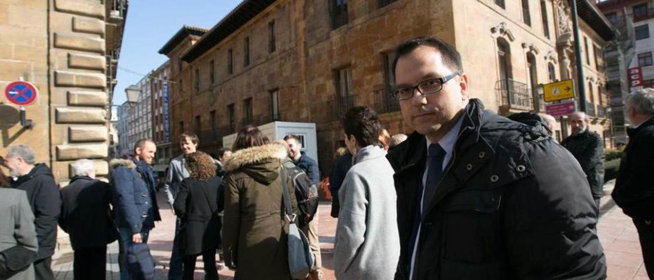 Sergio Damas, con otros trabajadores del centro, a las puertas del TSJA.