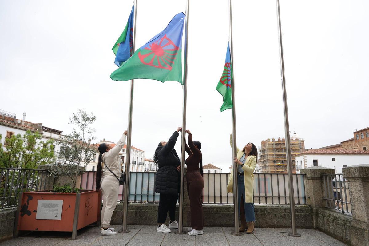 Galería | Cáceres celebra el Día Internacional del Pueblo Gitano con un izado de bandera