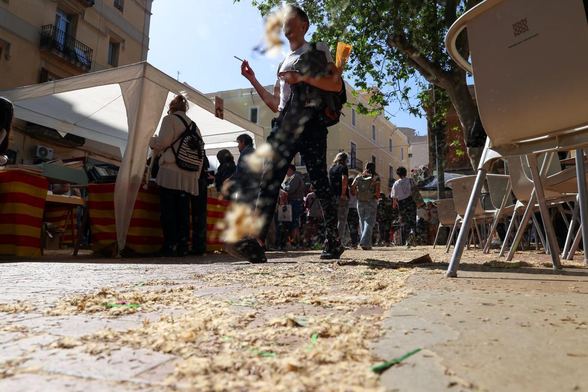 Acumulación de polen de plátano de sombra en el Mercat del Clot.