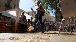 Acumulación de polen de plátano de sombra en el Mercat del Clot.