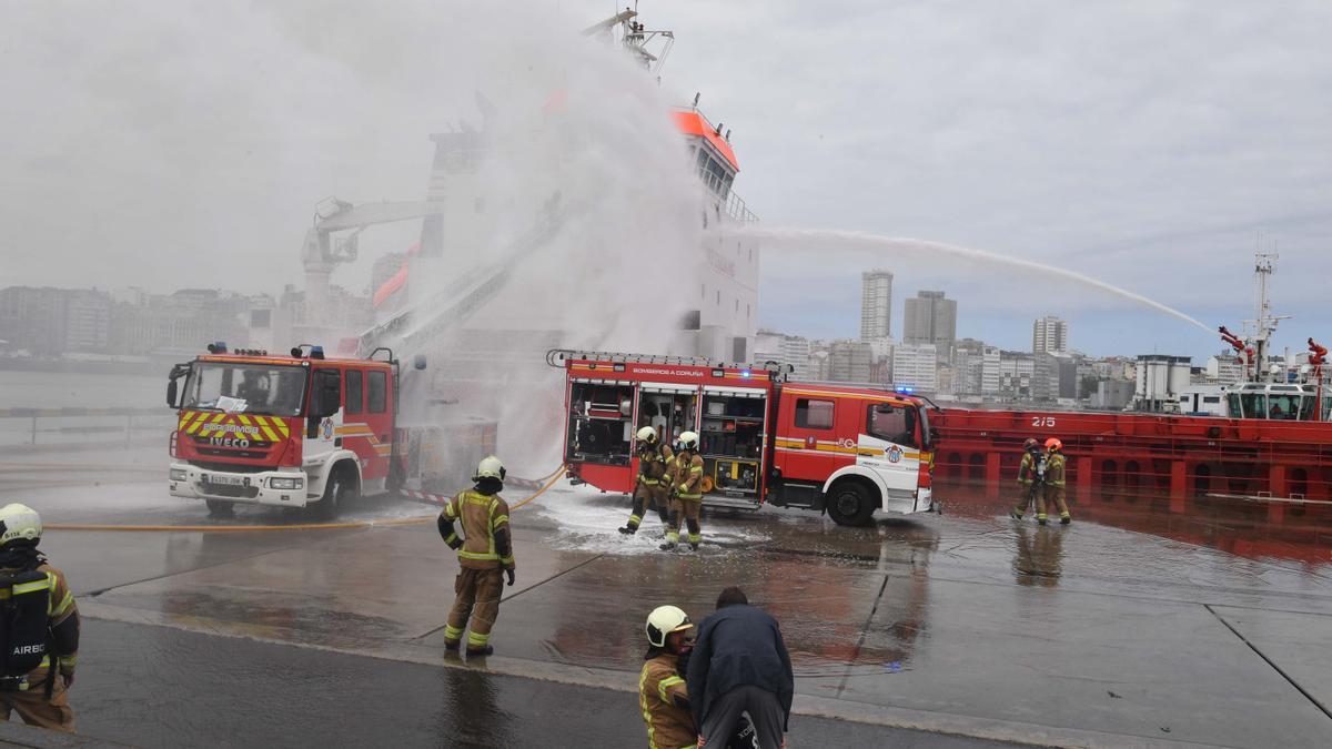 Incendio en un barco en el Puerto de A Coruña