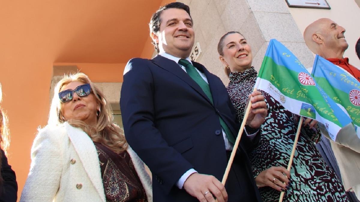 El alcalde con miembros de la comunidad gitana y de los grupos de la oposición, en el despliegue de la bandera del pueblo gitano en el Ayuntamiento.