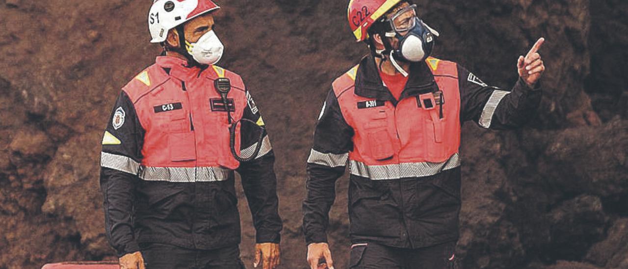 Miembros de los cuerpos de emergencia durante la erupción de La Palma.