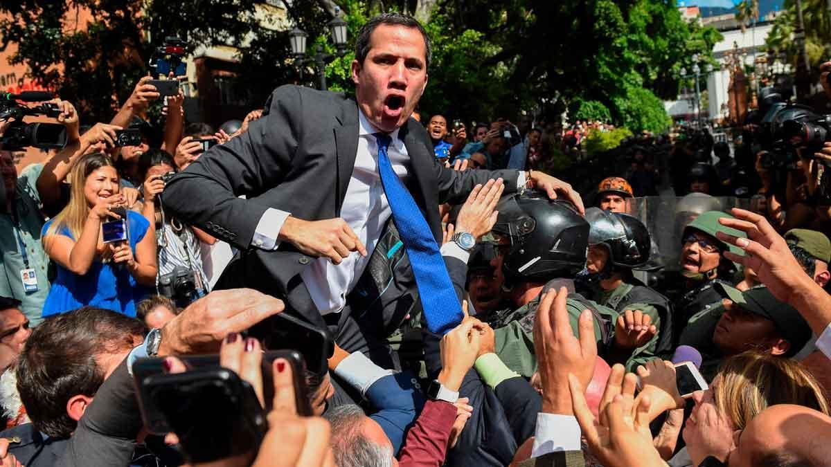 7ene---vean-con-sus-propios-ojos-hoy-7ene-una-gnb-cumpliendo-ordenes-del-dictador-maduro-no-deja-entrar-a-guaido-y-resto-de-los-100-diputad9s-a-la- vid  07 161444