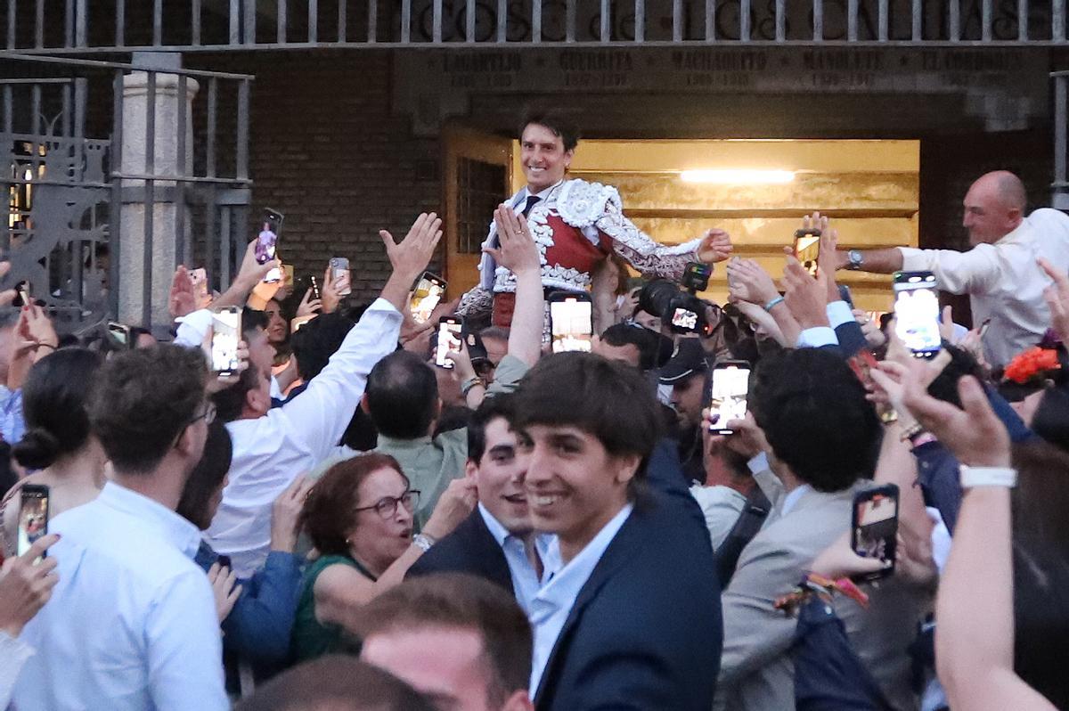 Roca Rey sale por la Puerta de Los Califas tras cortar dos orejas en el último festejo de la Feria de Córdoba.