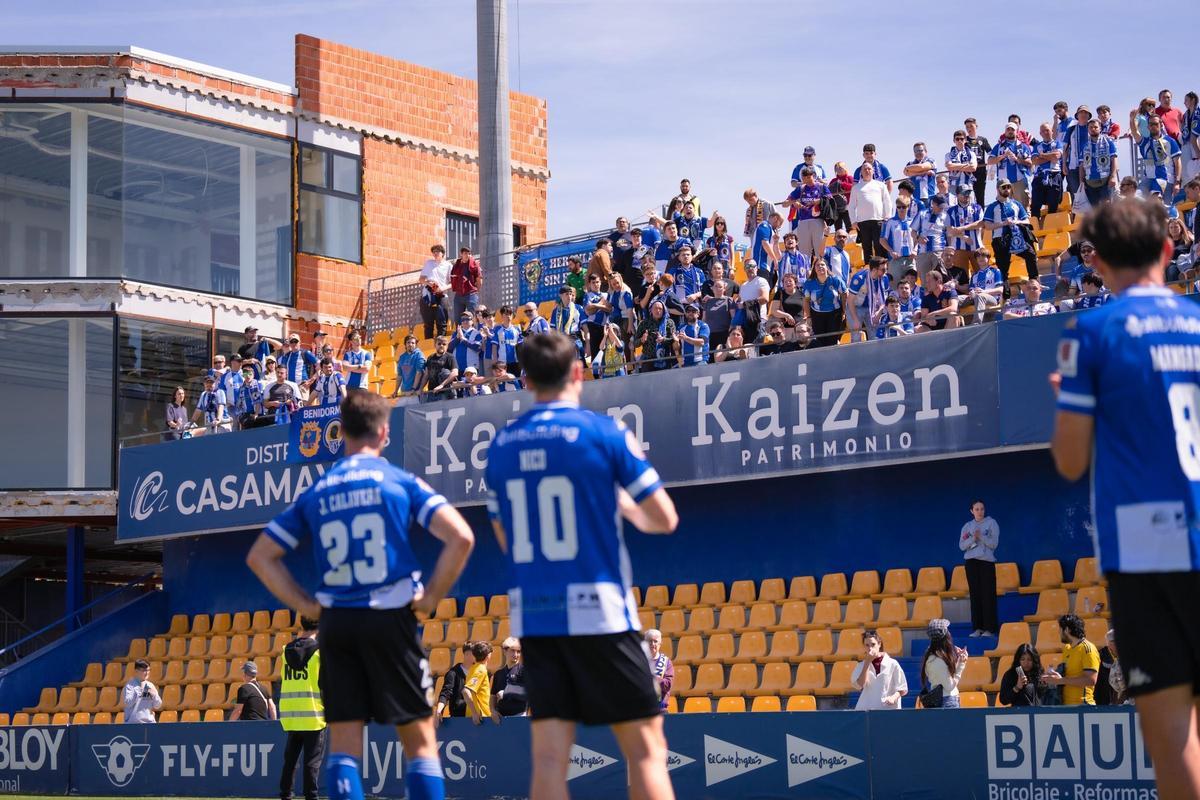 Los jugadores del Hércules se disculpan frente a los desplazados hasta el Estadio de Santo Domingo.
