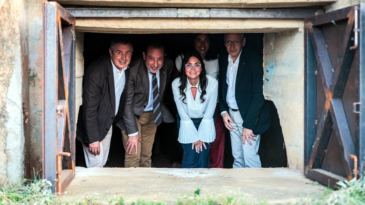 Les autoritats visiten un dels búnquers de Garriguella