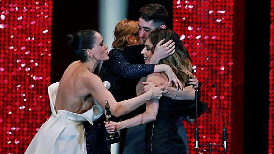 Celia Freijeiro (izquierda) celebra el premio para la serie &#039;Vida perfecta&#039;.