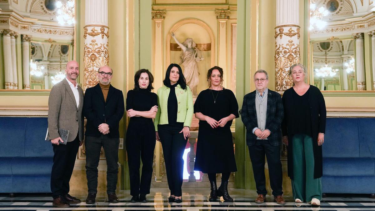 En el centro, las mezzosopranos Clémentine Margaine y Varduhi Abrahamyan, acompañadas, entre otros, del director artístico del Liceu, Víctor García de Gomar, a la izquierda