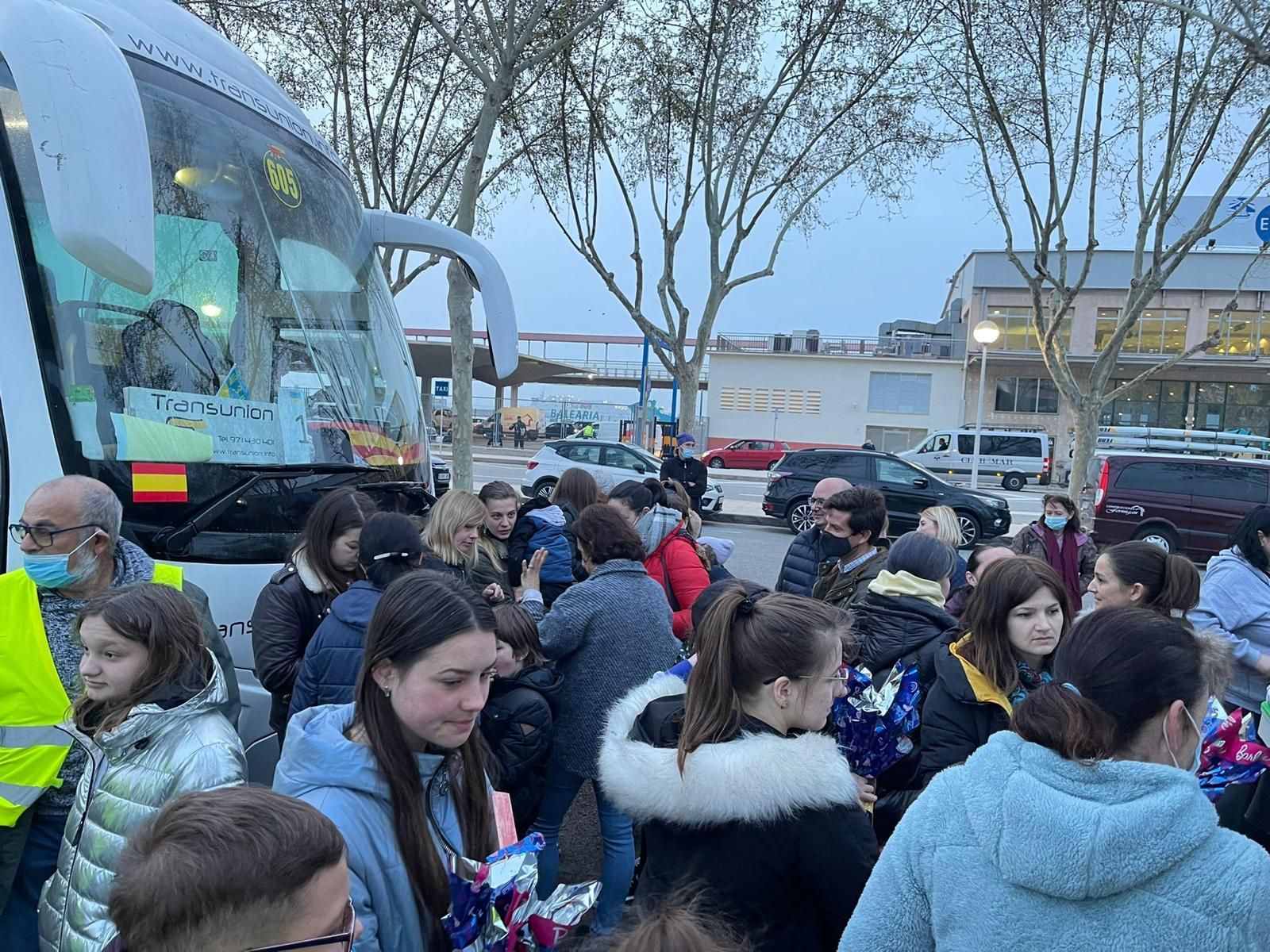 Llegan a Mallorca 73 refugiados ucranianos tras recorrer miles de kilómetros en autobús y furgonetas